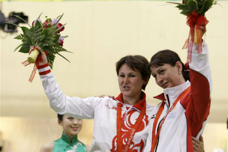 Natalia Paderina e Nino Salukvadze sul podio ai Giochi di Pechino 2008 (Foto: Wikipedia)