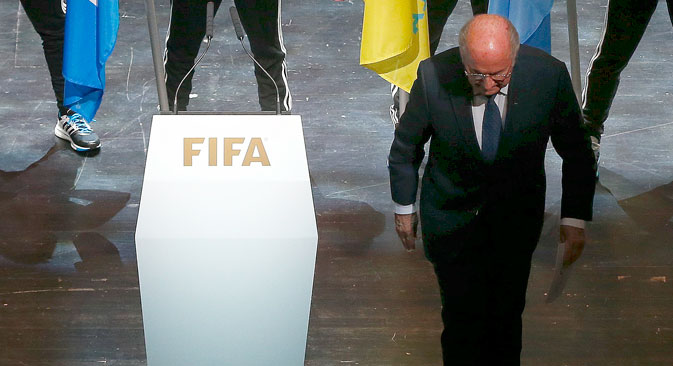 Il presidente della Fifa Joseph Blatter lascia il palco dopo un lungo discorso al 65esimo congresso della Federazione internazionale di calcio a Zurigo, in Svizzera (Foto: Reuters)