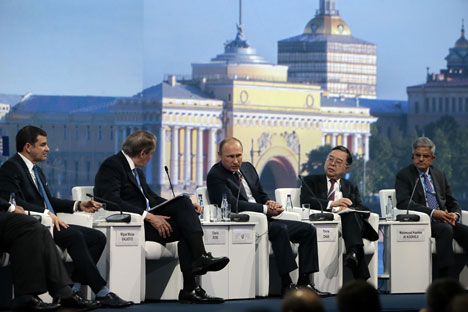 Il Presidente russo Vladimir Putin, al centro, durante un suo intervento al Forum economico di San Pietroburgo (Foto: Tass)