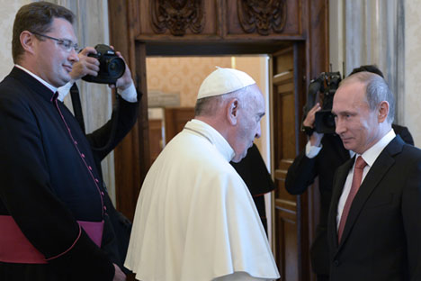 Il Presidente Putin con Papa Francesco durante il loro incontro in Vaticano (Foto: Tass)