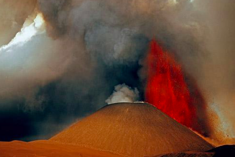 Вулканот Толбачик на Камчатка.