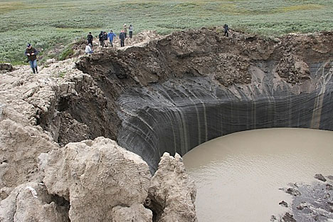 Il cratere formatosi nello Yamal (Foto: Dipartimento di polizia della regione)