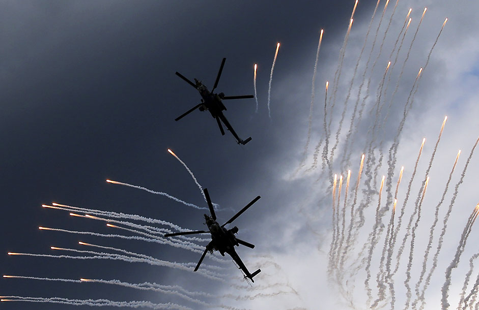 Le esibizioni di alcuni elicotteri un attimo prima della tragedia (Foto: REUTERS/Maxim Shemetov)