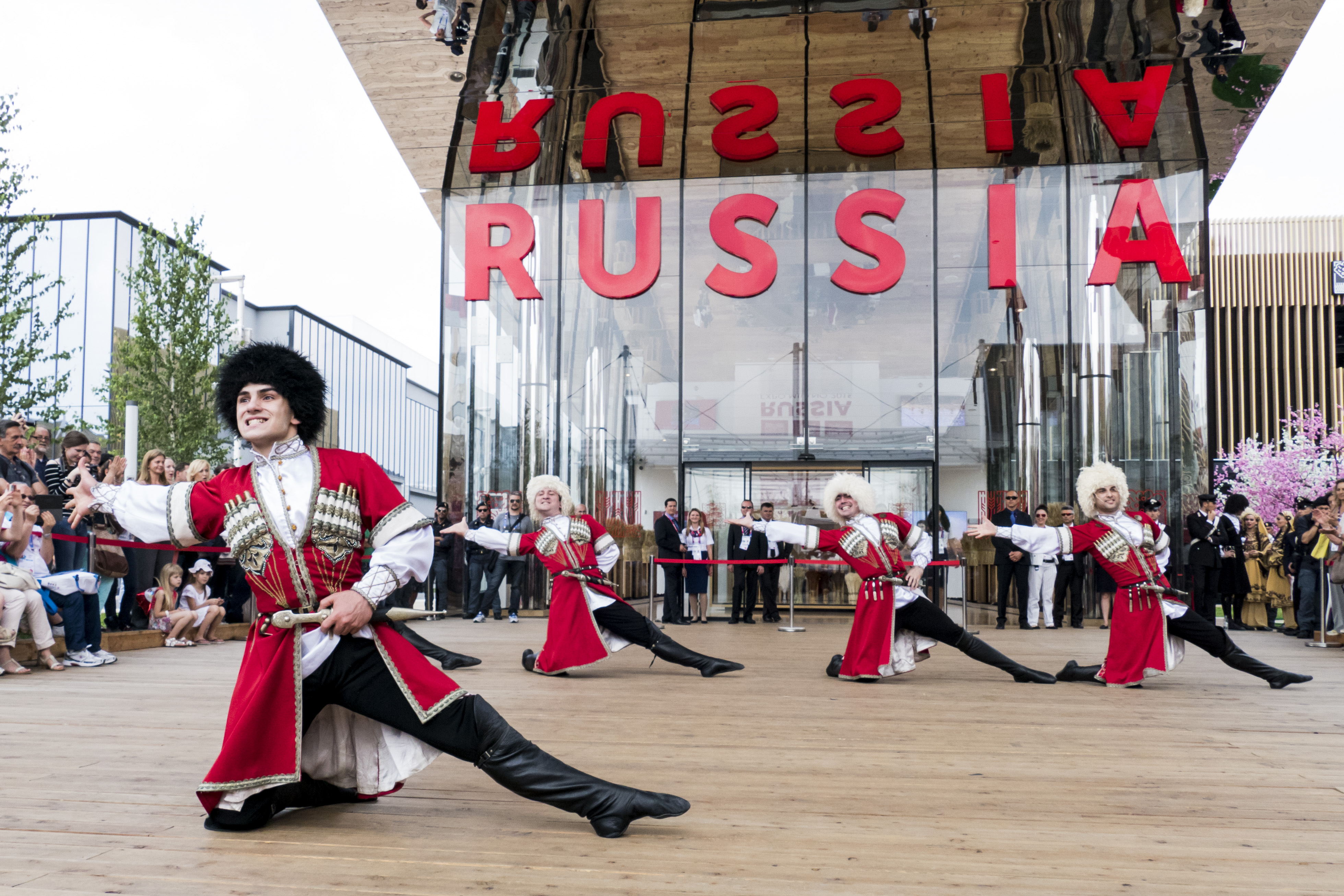 Spettacoli russi davanti al Padiglione Russia dell'Expo