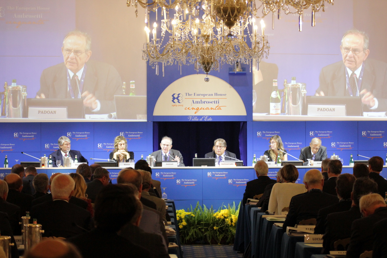 Il tavolo dei relatori di una sessione dell'annuale forum Ambrosetti (Foto: Evgeny Utkin) 