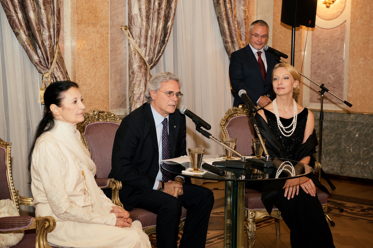 L'ambasciatore italiano a Mosca Cesare Maria Ragaglini (al centro), con Carla Fracci (a sinistra) e Ilse Liepa 
