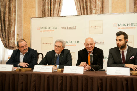 Da sinistra, il giornalista di viaggi Mikhail Kozhukhov, l’ambasciatore italiano a Mosca Cesare Maria Ragaglini, il giornalista Vladimir Pozner e il conduttore televisivo Ivan Urgant.