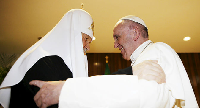 Il saluto tra il Patriarca Kirill e Papa Francesco all'Avana