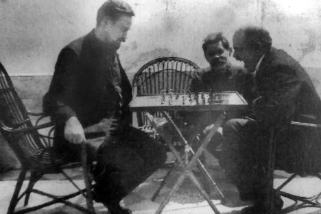Bogdanov, Lenin e Gorky a Capri, aprile 1908 (Credit: Club scacchi di Capri)