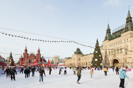 Pista di pattinaggio in Piazza Rossa a Mosca.
