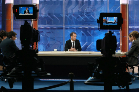 Il premier Dmitri Medvedev risponde alle domande dei giornalisti.
