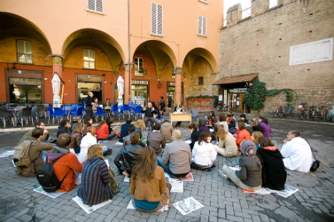 Studenti italiani durante una lezione all'aperto.