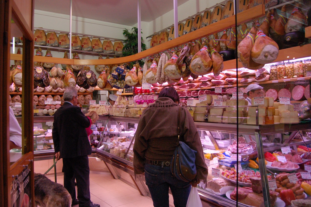 Da tempo formaggi e prosciutti italiani non si trovano in Russia a causa dell'embargo. 