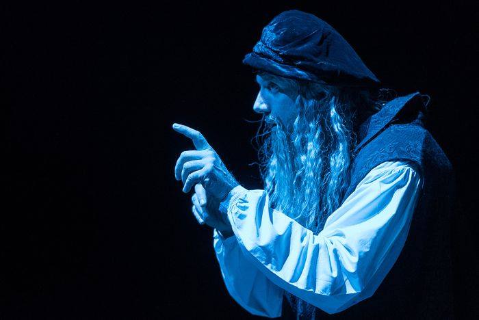 Massimiliano Finazzer Flory interpreta Leonardo da Vinci. 