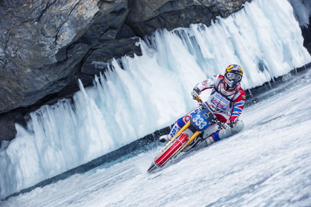 Daniil Ivanov con la sua moto sfida i ghiacci del Bajkal.