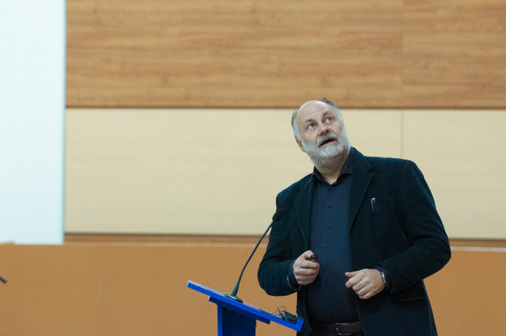 Riccardo Valentini durante la presentazione all'Università di Vladivostok. 