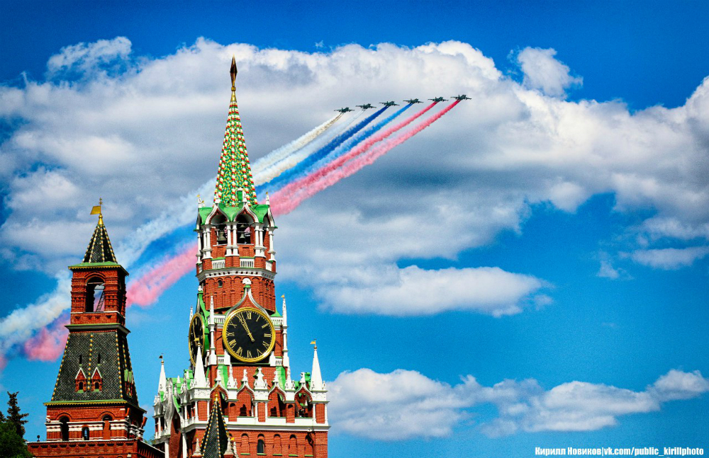 Caccia russi in volo sopra la Piazza Rossa per la Festa della Vittoria.