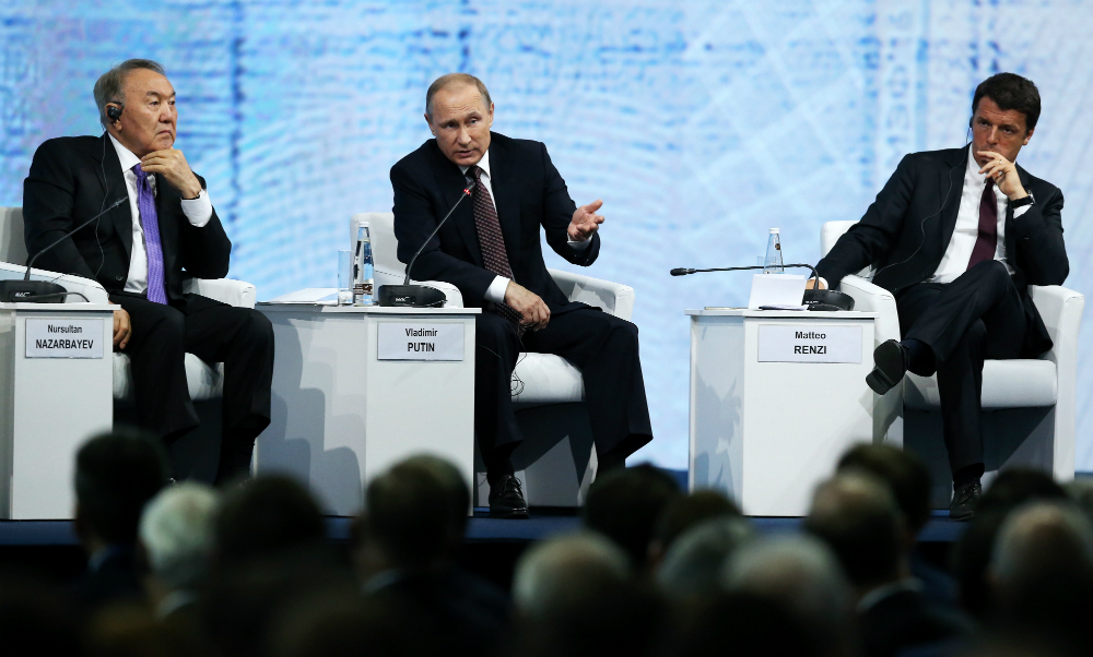 Il presidente del Kazakhstan Nursultan Nazarbaev, il presidente russo Vladimir Putin e il primo ministro italiano Matteo Renzi. 
