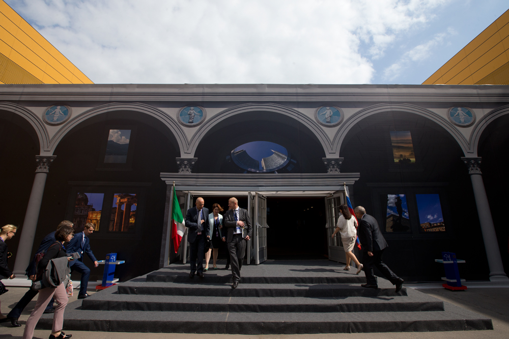 L'ingresso del padiglione italiano allestito al Forum economico di San Pietroburgo. 