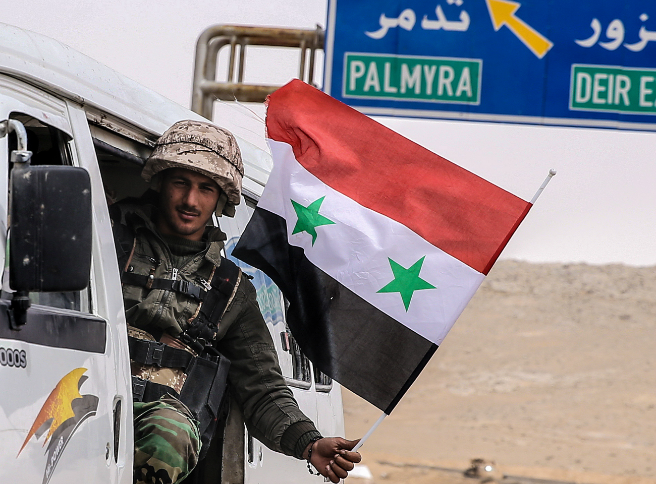 Un soldato delle forze governative siriane alle porte di Palmira, 24 marzo 2016.