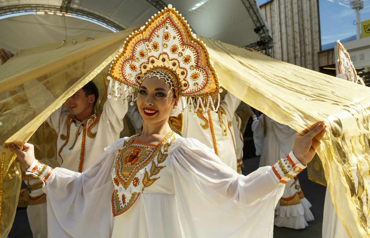Una ragazza vestita con gli abiti tradizionali russi.