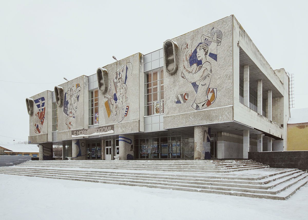 Le premier bâtiment du Palais de la culture d’Oulianovsk fut érigé en 1924 sur l’emplacement des anciennes écuries. Le nouveau Palais de la culture du 1er mai fut inauguré en 1987 à côté de l’ancien bâtiment et réalisé en verre, aluminium, bois, plastique, marbre et granite. G. Nikitine est l’architecte en chef du projet. 