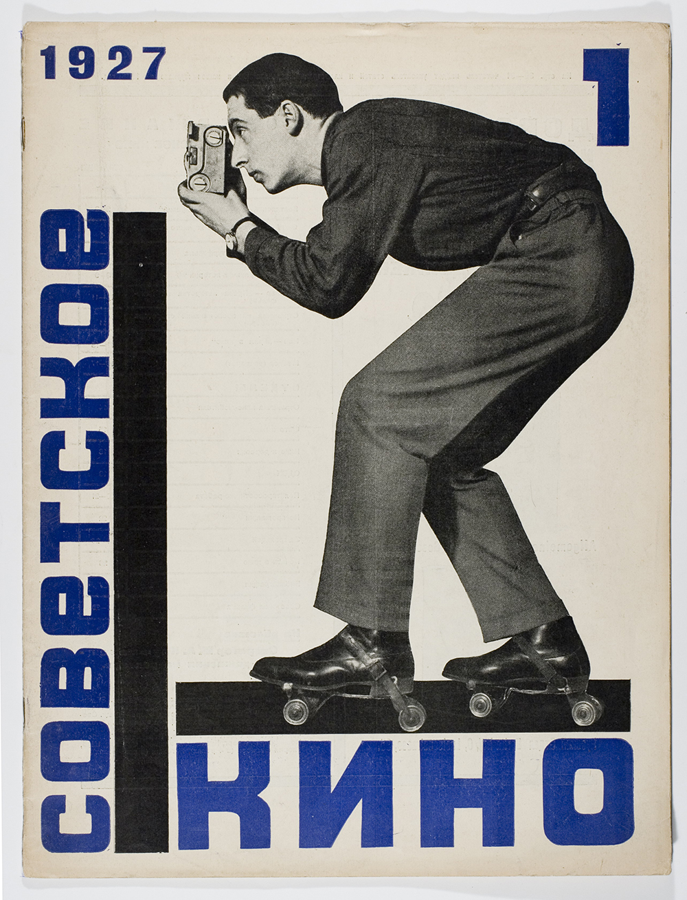 Descrito pelos críticos como um trabalho “audaz e meticuloso”, o filme se desenrola passando pelos acontecimentos revolucionários que ganharam vida no ano de 1917. / Ródtchenko, Cinema Soviético No.1, 1917