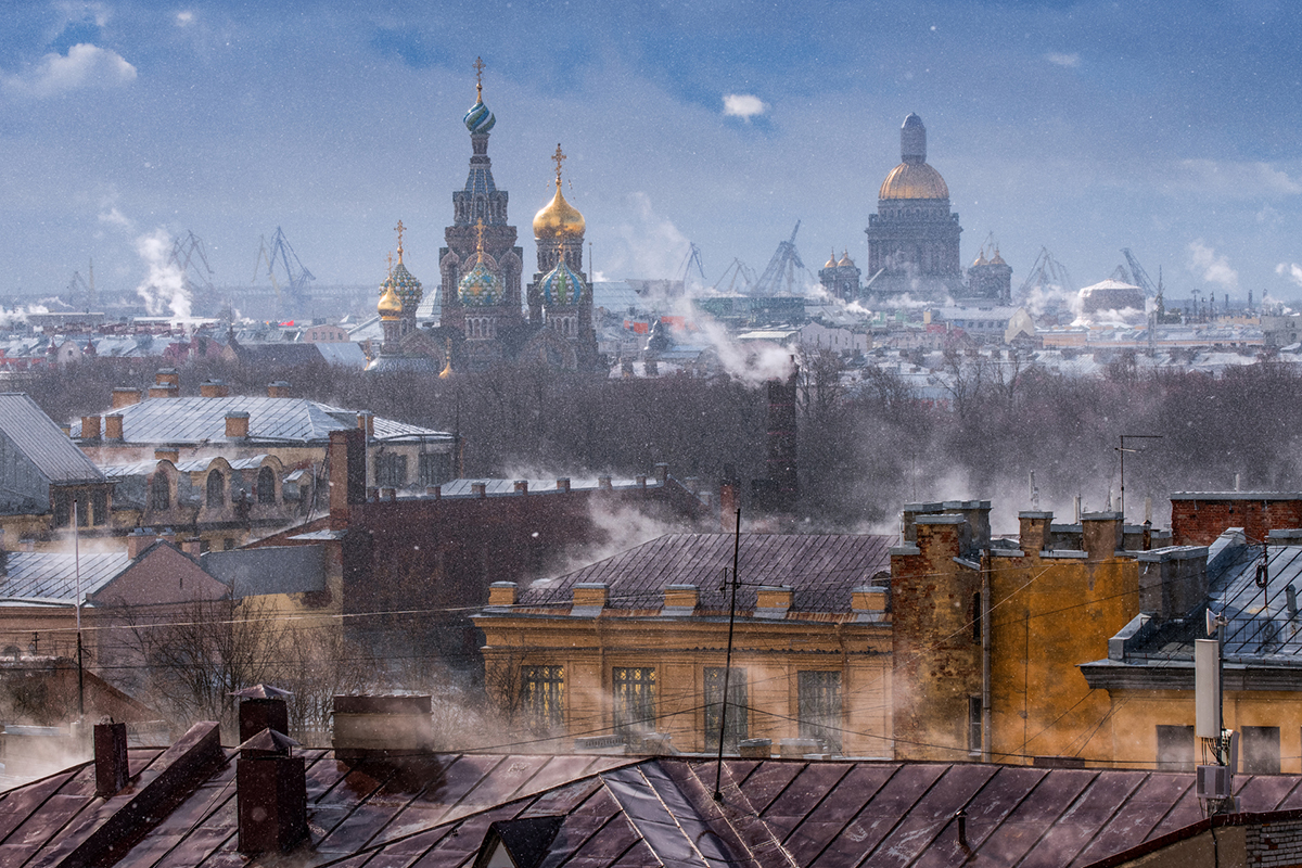 Serguéi Bogomiako y Antón Ovchárov son los fotógrafos encargados de retratar la capital cultural de Rusia. En la imagen, tejados de San Petersburgo.