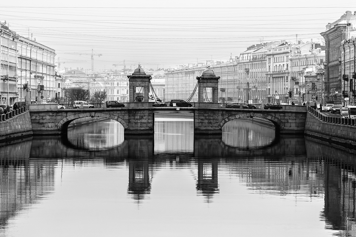 Dopo la carriera nel mondo della pubblicità, Ovcharov nel 2012 ha deciso di dedicarsi totalmente alla fotografia. Nella foto, il ponte Lomonosov