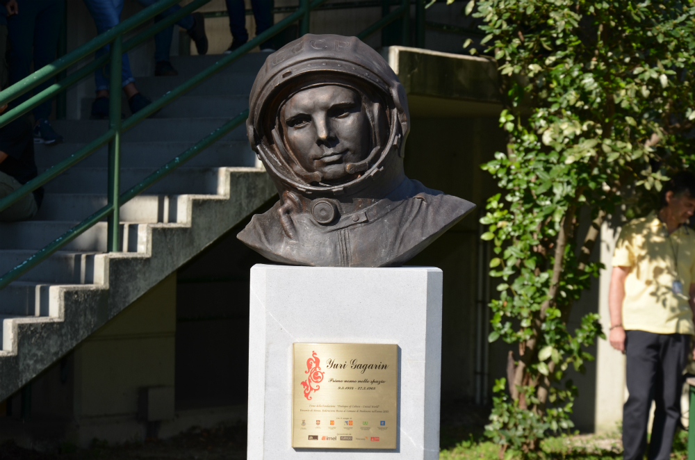 Il mezzobusto di Gagarin allestito a Pordenone