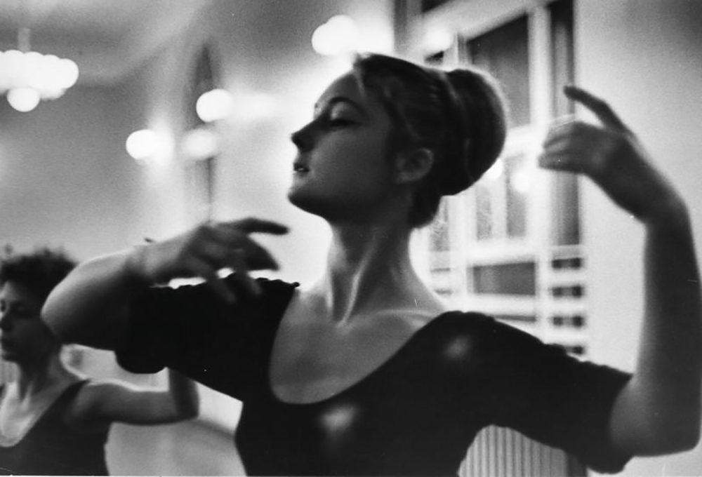 Nato a Mosca all’inizio del secolo scorso, Tarasevich ha iniziato la sua carriera collaborando con le riviste Smena e Leningradskaya Pravda / Lezione di danza, Norilsk, 1965