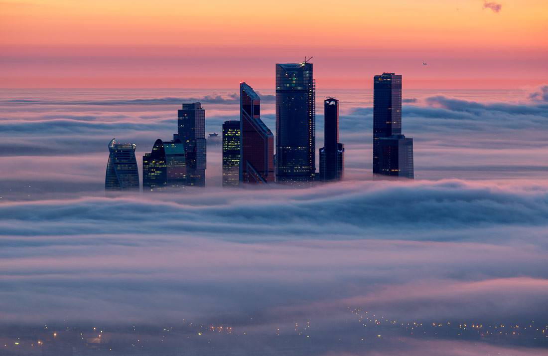 I grattacieli di Moscow City avvolti dalle nuvole