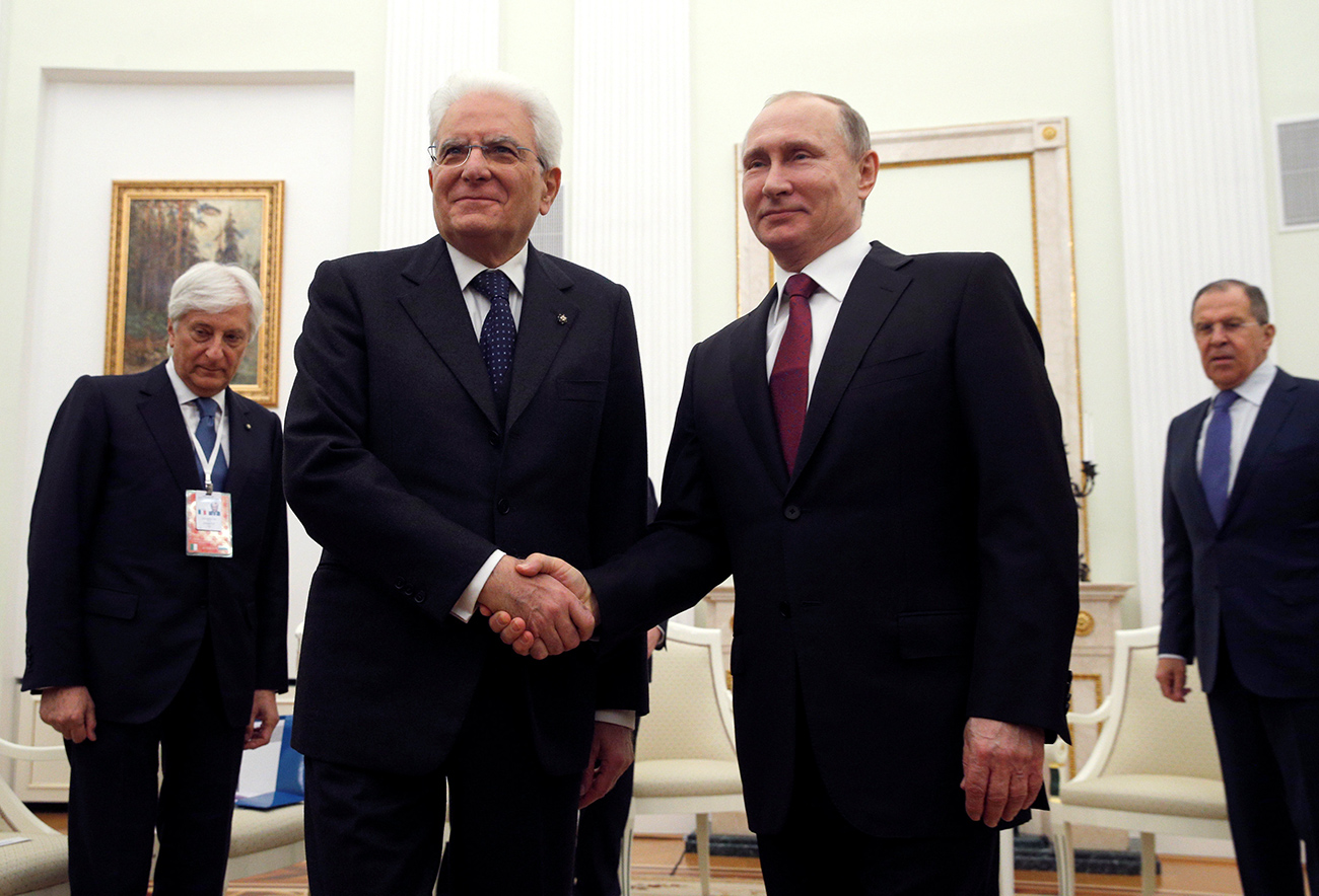 Il Presidente della Repubblica italiana Sergio Mattarella, a sinistra, stringe la mano al Presidente russo Vladimir Putin.