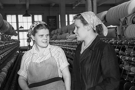 戦後、ソ連の女性たちは、生産現場でも采配を振るうことになった。(1956年、モスクワ州)＝タス通信撮影