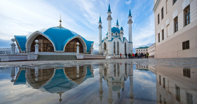 タタールスタン共和国の首都カザンではイスラム教のモスク、ロシア正教の教会のほか仏教寺院も共存し、街の景観を構成している。 ＝GeoPhoto撮影