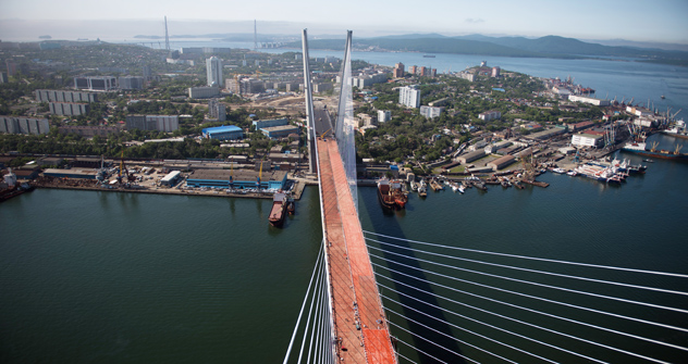 ルースキー島（向こう側）とウラジオストク市内をつなぐ連絡橋　＝AFP/EastNews撮影