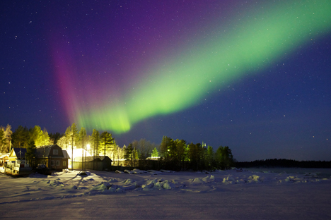 極北の空に緑の光　＝アレクサンドル・セミョノフ撮影