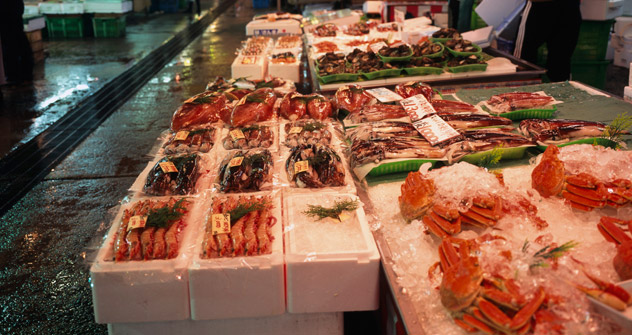 日本の漁港に密漁されたロシアのカニが依然として大量に水揚げされている。＝タス通信撮影