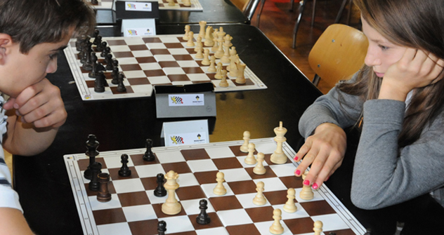 才能豊かな若いチェスの選手向けに、学習・練習会とセミナーを行う「チェス・イン・スクール」プログラム　写真提供：cis.fide.com