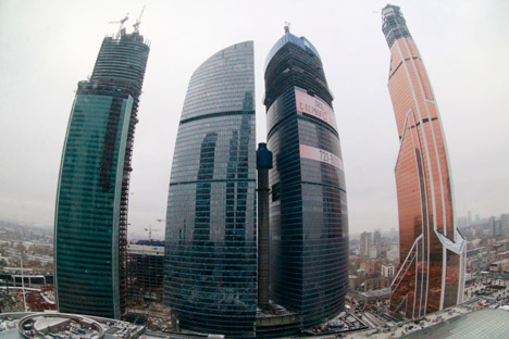 モスクワ国際金融センター（モスクワ・シティ）に建設中のマーキュリー・シティー・タワー（右）　＝Vostock-Photo/ロイター通信撮影