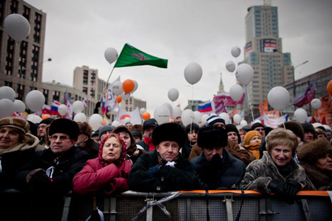 12月24日、モスクワ都心のサハロフ・アカデミー会員大通りでのデモに集結したモスクワ市民＝マックス・アブデエフ撮影
