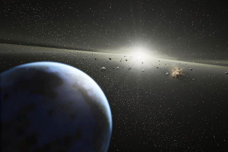小惑星アポフィスは、2029年4月13日には、地表からおよそ32,500kmの地点を通過すると予測されており、2036年から2013年の間にも、地球に6回ほど接近し、衝突する可能性がわずかながらある。＝AFP/East News撮影