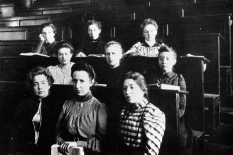 1878年、サンクトペテルブルクに、ロシア初の女子大学である「ベストゥージェフ女学院」が開校したが、男子の高等教育機関と法的に対等ではなかった。