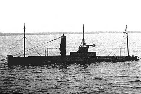 ロシア初の潜水艦は1904年に「ドルフィン」と命名され、1906年に配備されるにいたった。