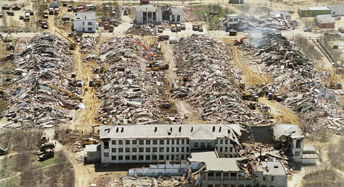 1995年のサハリン北部地震後のネフチェゴルスクの町　＝タス通信撮影