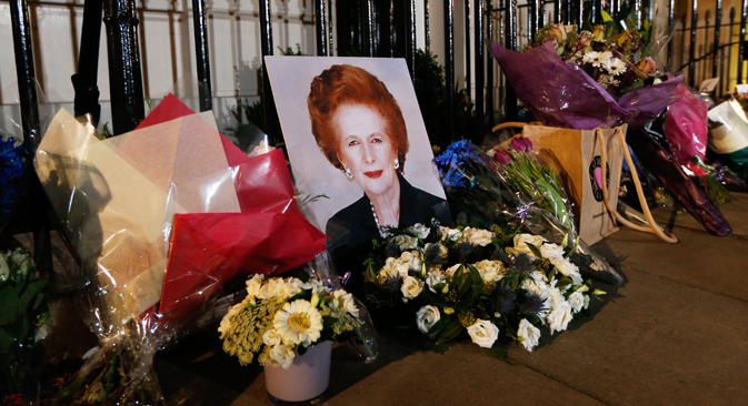 イギリスのマーガレット・サッチャー元首相が8日、脳卒中で死去した。写真はサッチャー元首相の家の前に、ロンドン　＝AP通信撮影
