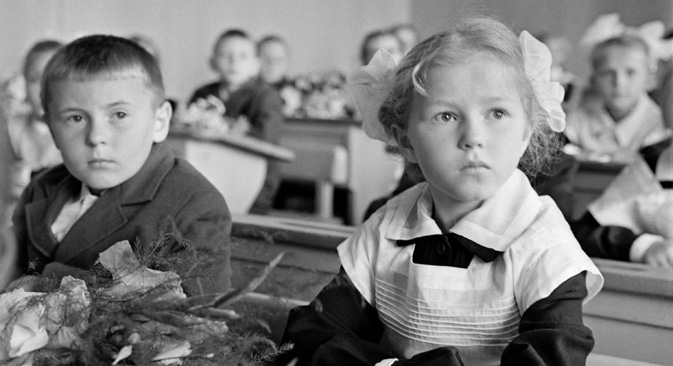 ロシアでは、全国標準の学校制服が1992年に廃止された。＝タス通信撮影