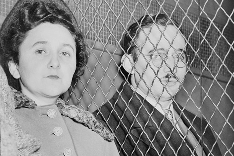 逮捕されたローゼンバーグ夫妻、1951年　写真提供：New York World-Telegram and the Sun Newspaper Photograph Collection
