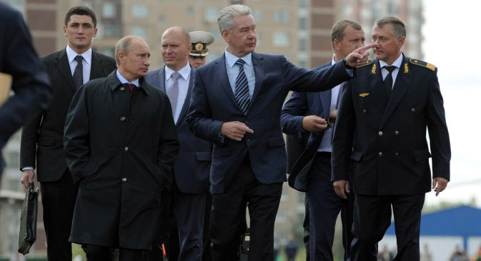 プーチン大統領（左）とモスクワ市長のソビャーニン氏（右）（最前面）＝AP通信撮影