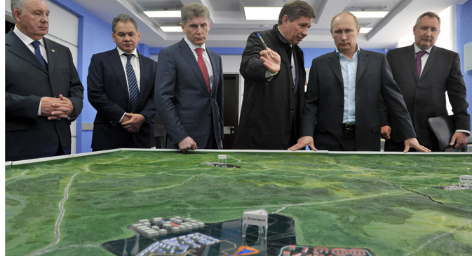 プーチン大統領は4月、ボストチヌイ宇宙基地の建設状況を視察した時　＝タス通信撮影